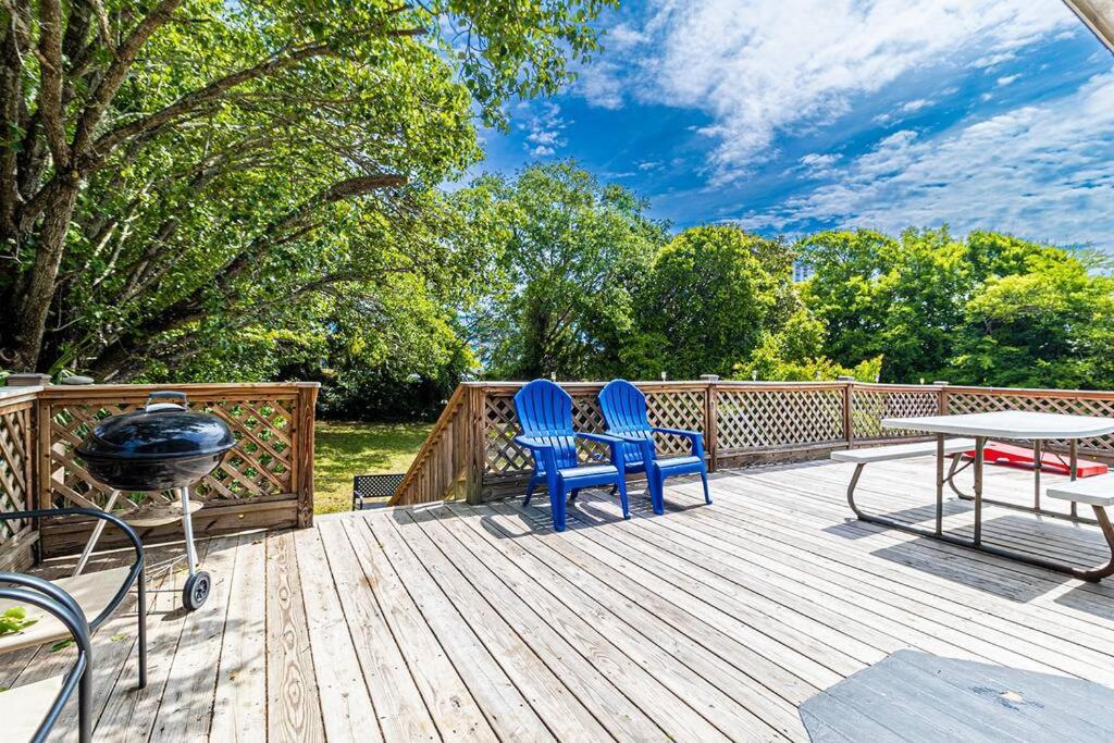 Gorgeous Centrally Located Ocean View 2 King, Huge Private Yard & Deck, Firepit, Bbq, & Game Tables شاطئ ميرتل المظهر الخارجي الصورة